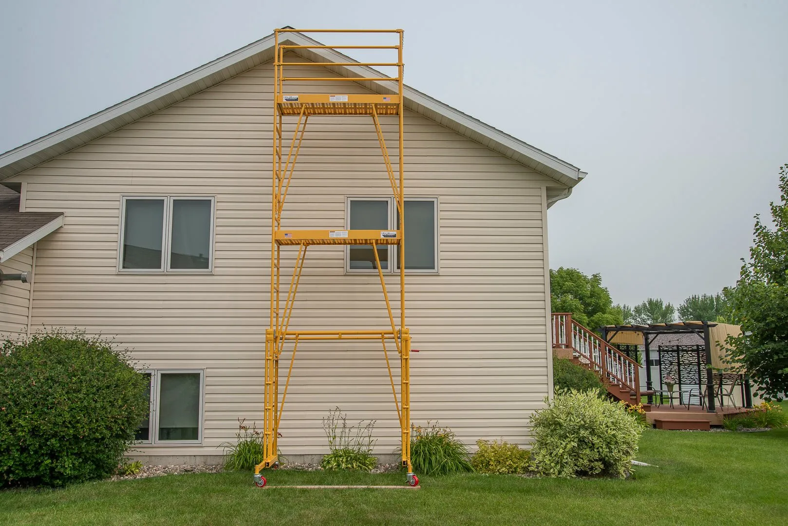 TELE-TOWER® ADJUSTABLE WORK PLATFORM MODEL 1101-96 1000 LBS 11' 8'X19" DECK SIZE